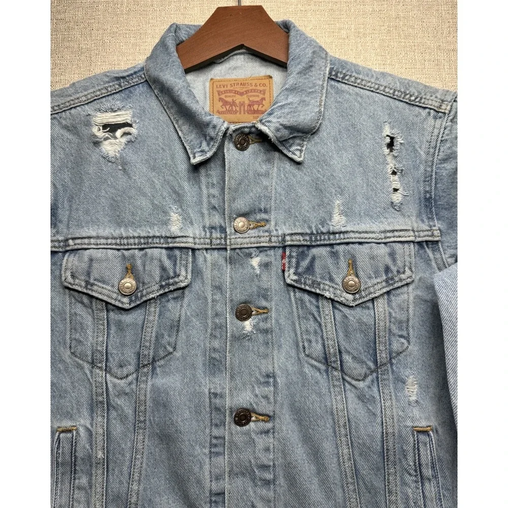 Levi's Men's Medium Distressed Denim Trucker Jacket Light Blue Jean Vintage Look